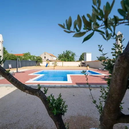 Appealing Holiday In Drage With Pool Hébergement de vacances